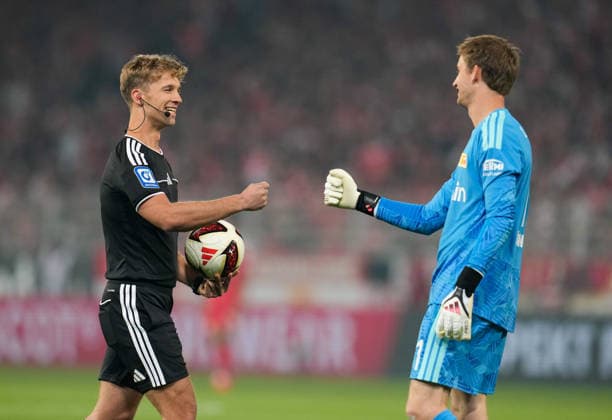 Jarno Wienefeld (Ersatzschiedsrichter) begruesst Frederik Roennow (1. FC Union Berlin, 1), als er in der zweiten Halbzeit die Spielleitung uebernimmt. GER, 1. FC Union Berlin vs FC Schalke 04, 1. Bundesliga, 3. Spieltag, Saison 2026-27, Stadion An der Alten Foersterei, Berlin, 11.09.2026 DFL REGULATIONS PROHIBIT ANY USE OF PHOTOGRAPHS AS IMAGE SEQUENCES AND OR QUASI-VIDEO GER, 1. FC Union Berlin vs FC Schalke 04, 1. Bundesliga, 3. Spieltag, Saison 2026-27, 11.09.2026 Berlin *** Jarno Wienefeld, the alternate referee, greets Frederik Roennow of 1. FC Union Berlin as he takes over as referee in the second half. GER, 1. FC Union Berlin vs. FC Schalke 04, 1 Bundesliga, Matchday 3, 2026–27 season, Stadion An der Alten Försterei, Berlin, September 11, 2026. DFL regulations prohibit any use of photographs as image sequences and or quasi-video. GER, 1 FC Union Berlin vs. FC Schalke 04, Bundesliga 1, Matchday 3, 2026–27 season, September 11, 2026, Berlin Copyright: xEibner-Pressefoto ScottxColemanx EP_SCN