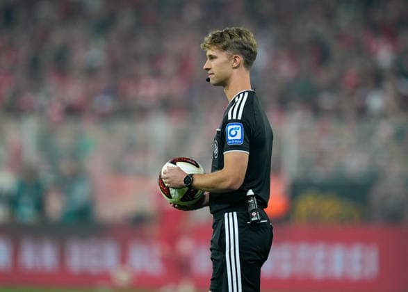 Jarno Wienefeld (Ersatzschiedsrichter) uebernimmt in der zweiten Halbzeit die Spielleitung. GER, 1. FC Union Berlin vs FC Schalke 04, 1. Bundesliga, 3. Spieltag, Saison 2026-27, Stadion An der Alten Foersterei, Berlin, 11.09.2026 DFL REGULATIONS PROHIBIT ANY USE OF PHOTOGRAPHS AS IMAGE SEQUENCES AND OR QUASI-VIDEO GER, 1. FC Union Berlin vs FC Schalke 04, 1. Bundesliga, 3. Spieltag, Saison 2026-27, 11.09.2026 Berlin *** Jarno Wienefeld, the alternate referee, takes over as referee in the second half. GER, 1. FC Union Berlin vs. FC Schalke 04, Bundesliga, Matchday 3, 2026–27 season, Stadion An der Alten Försterei, Berlin, September 11, 2026 DFL REGULATIONS PROHIBIT ANY USE OF PHOTOGRAPHS AS IMAGE SEQUENCES AND OR QUASI-VIDEO GER, 1 FC Union Berlin vs. FC Schalke 04, Bundesliga 1, Matchday 3, 2026–27 season, September 11, 2026, Berlin Copyright: xEibner-Pressefoto ScottxColemanx EP_SCN