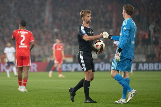 Vierter Offizieller Jarno Wienefeld ersetzt den verletzt ausgeschiedenen Schiedsrichter Timo Gerach, 1. FC Union Berlin vs. FC Schalke 04, Fussball, Bundesliga, 3. Spieltag, 2026 2027, 11.09.2026 DFB regulations prohibit any use of photographs as image sequences and or quasi-video Berlin Berlin Deutschland *** Fourth official Jarno Wienefeld replaces referee Timo Gerach, who was forced to leave the game due to injury, 1. FC Union Berlin vs. FC Schalke 04, Soccer, Bundesliga, Matchday 3, 2026–2027, September 11, 2026 DFB regulations prohibit any use of photographs as image sequences and or quasi-video Berlin, Berlin, Germany Copyright: xkolbert-press MarkusxVerwimpx