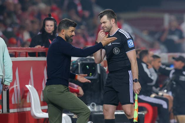 11.09.2026, xtgx, Fussball - 1.Bundesliga Union Berlin - FC Schalke 04 v.l. Miron Muslic (Schalke, Trainer) erzählt mit Schiedsrichter, Schiri, referee Alexander Sather (DFL DFB REGULATIONS PROHIBIT ANY USE OF PHOTOGRAPHS as IMAGE SEQUENCES and or QUASI-VIDEO) Berlin *** September 11, 2026, xtgx, Soccer, Bundesliga 1, Union Berlin vs. FC Schalke 04, featuring Miron Muslic (Schalke); coach speaking with referee Alexander Sather. DFL and DFB regulations prohibit any use of photographs as image sequences and or quasi-video. Berlin