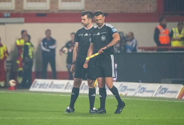 Fußball, Herren, Saison 2026 2027, 1. Bundesliga (3. Spieltag), 1. FC Union Berlin - FC Schalke 04, v. l. die Assistenten Alexander Sather und Patrick Kessel warten während der Behandlung von Schiedsrichter Timo Gerach (nicht im Bild), 11.09.2026, *** Soccer, Men s, 2026–2027 Season, Bundesliga 1, Matchday 3, 1. FC Union Berlin vs. FC Schalke 04; from left, assistant referees Alexander Sather and Patrick Kessel are out of the frame while referee Timo Gerach receives medical attention, September 11, 2026, Copyright: xMatthiasxKochx