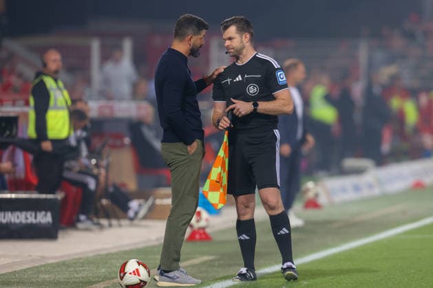 11.09.2026, xtgx, Fussball - 1.Bundesliga Union Berlin - FC Schalke 04 v.l. Miron Muslic (Schalke, Trainer) erzählt mit Schiedsrichter, Schiri, referee Alexander Sather (DFL DFB REGULATIONS PROHIBIT ANY USE OF PHOTOGRAPHS as IMAGE SEQUENCES and or QUASI-VIDEO) Berlin *** September 11, 2026, xtgx, Soccer, Bundesliga 1, Union Berlin vs. FC Schalke 04, featuring Miron Muslic (Schalke); coach speaking with referee Alexander Sather. DFL and DFB regulations prohibit any use of photographs as image sequences and or quasi-video. Berlin
