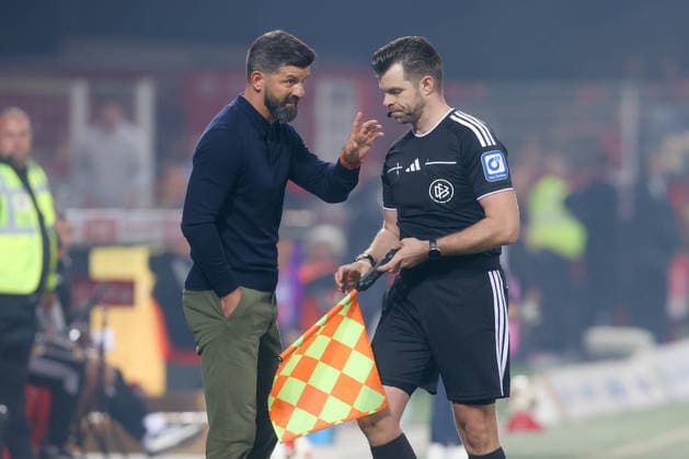 11.09.2026, xtgx, Fussball - 1.Bundesliga Union Berlin - FC Schalke 04 v.l. Miron Muslic (Schalke, Trainer) erzählt mit Schiedsrichter, Schiri, referee Alexander Sather (DFL DFB REGULATIONS PROHIBIT ANY USE OF PHOTOGRAPHS as IMAGE SEQUENCES and or QUASI-VIDEO) Berlin *** September 11, 2026, xtgx, Soccer, Bundesliga 1, Union Berlin vs. FC Schalke 04, featuring Miron Muslic (Schalke); coach speaking with referee Alexander Sather. DFL and DFB regulations prohibit any use of photographs as image sequences and or quasi-video. Berlin