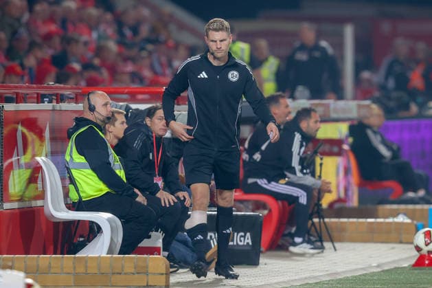 11.09.2026, xtgx, Fussball - 1.Bundesliga Union Berlin - FC Schalke 04 v.l. Für den verletzten Schiedsrichter, Schiri, referee Timo Gerach kommt als neuer Schiedsrichter Jarno Wienefeld (DFL DFB REGULATIONS PROHIBIT ANY USE OF PHOTOGRAPHS as IMAGE SEQUENCES and or QUASI-VIDEO) Berlin *** September 11, 2026, xtgx, Soccer, 1. Bundesliga: Union Berlin vs. FC Schalke 04 v l For the injured referee, referee Timo Gerach, Jarno Wienefeld will serve as the new referee. DFL DFB REGULATIONS PROHIBIT ANY USE OF PHOTOGRAPHS AS IMAGE SEQUENCES AND OR QUASI-VIDEO Berlin