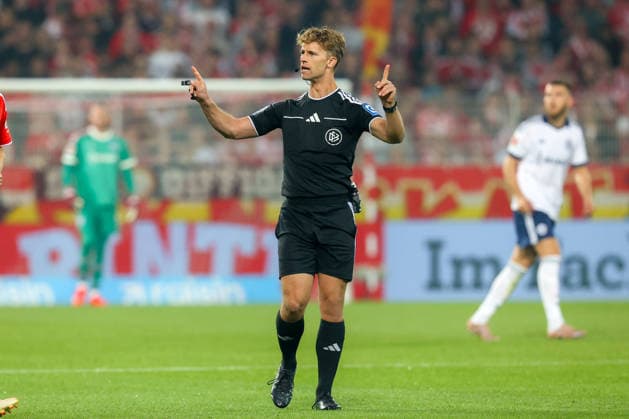 11.09.2026, xtgx, Fussball - 1.Bundesliga Union Berlin - FC Schalke 04 v.l. Für den verletzten Schiedsrichter, Schiri, referee Timo Gerach kommt als neuer Schiedsrichter Jarno Wienefeld (DFL DFB REGULATIONS PROHIBIT ANY USE OF PHOTOGRAPHS as IMAGE SEQUENCES and or QUASI-VIDEO) Berlin *** September 11, 2026, xtgx, Soccer, 1st Bundesliga: Union Berlin vs. FC Schalke 04. For the injured referee, referee Timo Gerach, Jarno Wienefeld will serve as the new referee. DFL and DFB regulations prohibit any use of photographs as image sequences and or quasi-video. Berlin