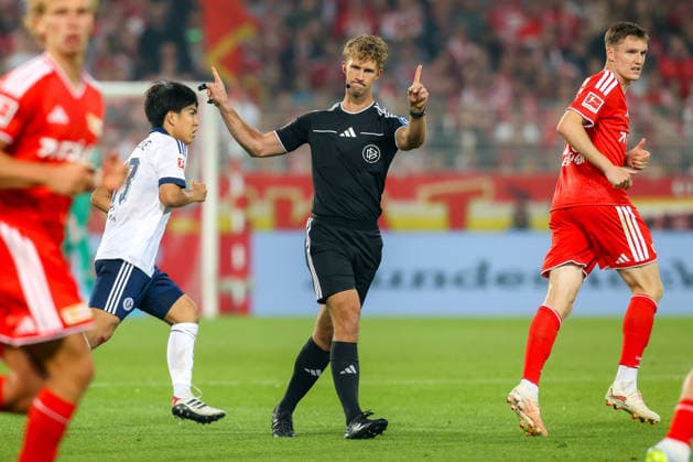 11.09.2026, xtgx, Fussball - 1.Bundesliga Union Berlin - FC Schalke 04 v.l. Für den verletzten Schiedsrichter, Schiri, referee Timo Gerach kommt als neuer Schiedsrichter Jarno Wienefeld (DFL DFB REGULATIONS PROHIBIT ANY USE OF PHOTOGRAPHS as IMAGE SEQUENCES and or QUASI-VIDEO) Berlin *** September 11, 2026, xtgx, Soccer, 1st Bundesliga: Union Berlin vs. FC Schalke 04. For the injured referee, referee Timo Gerach, Jarno Wienefeld will serve as the new referee. DFL and DFB regulations prohibit any use of photographs as image sequences and or quasi-video. Berlin