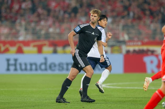 11.09.2026, xtgx, Fussball - 1.Bundesliga Union Berlin - FC Schalke 04 v.l. Für den verletzten Schiedsrichter, Schiri, referee Timo Gerach kommt als neuer Schiedsrichter Jarno Wienefeld (DFL DFB REGULATIONS PROHIBIT ANY USE OF PHOTOGRAPHS as IMAGE SEQUENCES and or QUASI-VIDEO) Berlin *** September 11, 2026, xtgx, Soccer, 1st Bundesliga: Union Berlin vs. FC Schalke 04. For the injured referee, referee Timo Gerach, Jarno Wienefeld will serve as the new referee. DFL and DFB regulations prohibit any use of photographs as image sequences and or quasi-video. Berlin
