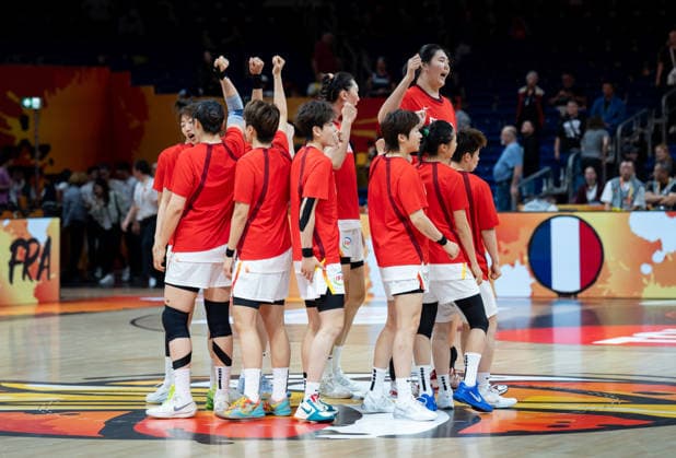 China V France: Quarter-Finals - FIBA Women s Basketball World Cup Germany 2026 Chinese players huddle before the FIBA Women s Basketball World Cup 2026 quarter-finals match between China and France in Berlin, Germany, on September 10, 2026. Berlin Germany  Copyright: xMarcinxGolbax originalFilename:golba-chinavfr260910_npw7h.jpg