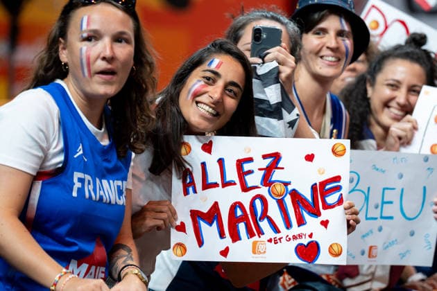 China V France: Quarter-Finals - FIBA Women s Basketball World Cup Germany 2026 France fans attend the FIBA Women s Basketball World Cup 2026 quarter-finals match between China and France in Berlin, Germany, on September 10, 2026. Berlin Germany  Copyright: xMarcinxGolbax originalFilename:golba-chinavfr260910_nppXf.jpg