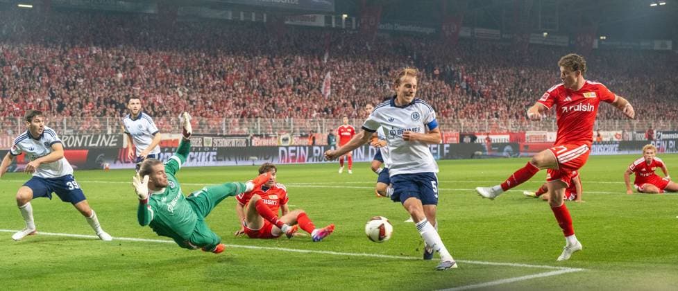 Fußball, Herren, Saison 2026 2027, 1. Bundesliga (3. Spieltag), 1. FC Union Berlin - FC Schalke 04, v. l. Maximilian Wöber (Schalke 04), Torwart Loris Karius (Schalke 04), Timo Becker (Schalke 04), Chance Tim Skarke (1. FC Union Berlin) beim Stand von 1:2, 11.09.2026, *** Soccer, Men s, 2026–2027 Season, Bundesliga 1, Matchday 3, 1. FC Union Berlin vs. FC Schalke 04; from left: Maximilian Wöber (Schalke 04), goalkeeper Loris Karius (Schalke 04), Timo Becker (Schalke 04), Tim Skarke (1. FC Union Berlin) has a scoring chance with the score at 1–2, September 11, 2026, Copyright: xMatthiasxKochx