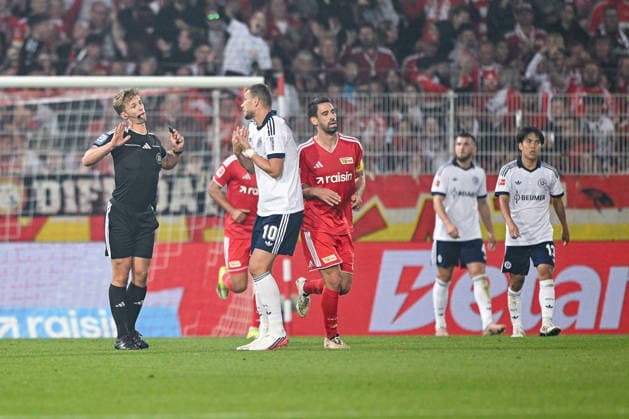 11.09.2026, Fussball, Saison 2026 2027, Bundesliga, 1. FC Union Berlin - FC Schalke 04, Tim Skarke (1. FC Union Berlin) erzielt das Tor zum 1:2, Edin DÅ¾eko Dzeko (FC Schalke 04) diskutiert mit dem Schiedsrichter Jarno Wienefeld xRHR-FOTO YYx *** September 11, 2026, Soccer, 2026–2027 Season, Bundesliga, 1. FC Union Berlin vs. FC Schalke 04, Tim Skarke of 1. FC Union Berlin scores the goal to make it 1–2; Edin Džeko of FC Schalke 04 argues with referee Jarno Wienefeld. xRHR PHOTO YYx Copyright: KROEGER RHR-FOTOx RHR-FOTO YY