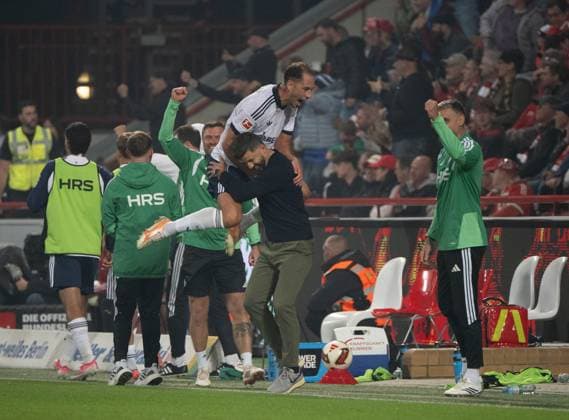 Fußball, Herren, Saison 2026 2027, 1. Bundesliga (3. Spieltag), 1. FC Union Berlin - FC Schalke 04, v. l. Nikola Katic (Schalke 04), Trainer Miron Muslic (Schalke 04), Jubel nach Tor zum 1:3, 11.09.2026, *** Soccer, Men s, 2026–2027 Season, Bundesliga 1, Matchday 3, 1. FC Union Berlin vs. FC Schalke 04; from left: Nikola Katic (Schalke 04), Coach Miron Muslic (Schalke 04), celebrating after the goal that made it 1–3, September 11, 2026, Copyright: xMatthiasxKochx