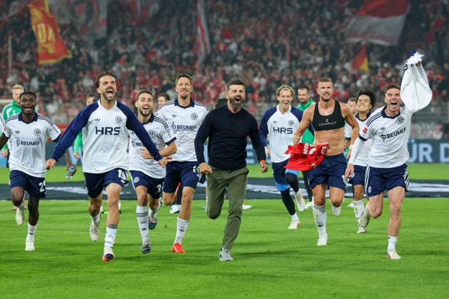 Junior Dina Ebimbe (FC Schalke 04), Kenan Karaman (FC Schalke 04), Adil Aouchiche (FC Schalke 04), Trainer Miron Muslic (FC Schalke 04), Edin Dzeko (FC Schalke 04) und Robin Gosens (FC Schalke 04) jubeln waehrend des Spiels der 1. Bundesliga zwischen 1. FC Union Berlin und FC Schalke 04, Stadion an der alten Foersterei am 11. September 2026 in Berlin, Deutschland. (Foto von Marco Steinbrenner DeFodi Images) +++ Junior Dina Ebimbe (FC Schalke 04), Kenan Karaman (FC Schalke 04), Adil Aouchiche (FC Schalke 04), Trainer Miron Muslic (FC Schalke 04), Edin Dzeko (FC Schalke 04) und Robin Gosens (FC Schalke 04) cheer during the Bundesliga match between 1. FC Union Berlin and FC Schalke 04 at Stadion an der alten Foersterei on September 11, 2026 in Berlin, Germany. (Photo by Marco Steinbrenner DeFodi Images) DFB DFL REGULATIONS PROHIBIT ANY USE OF PHOTOGRAPHS AS IMAGE SEQUENCES AND OR QUASI-VIDEO. (Photo by Marco Steinbrenner DeFodi Images) - *** Junior Dina Ebimbe (FC Schalke 04), Kenan Karaman (FC Schalke 04), Adil Aouchiche (FC Schalke 04), Coach Miron Muslic (FC Schalke 04), Edin Dzeko (FC Schalke 04) and Robin Gosens (FC Schalke 04) celebrate during the Bundesliga 1 match between 1. FC Union Berlin and FC Schalke 04 at the Stadion an der alten Försterei on September 11, 2026, in Berlin, Germany. Photo by Marco Steinbrenner, DeFodi Images. Junior Dina Ebimbe of FC Schalke 04, Kenan Karaman of FC Schalke 04, Adil Aouchiche of FC Schalke 04, coach Miron Muslic of FC Schalke 04, Edin Dzeko (FC Schalke 04) and Robin Gosens (FC Schalke 04) cheer during the Bundesliga match between 1 FC Union Berlin and FC Schalke 04 at Stadion an der alten Foersterei on September 11, 2026 in Berlin, Germany. Photo by Marco Steinbrenner, DeFodi Images. DFB and DFL regulations prohibit any use of photographs as image sequences and or quasi-video. Photo by Marco Steinbrenner, DeFodi Images