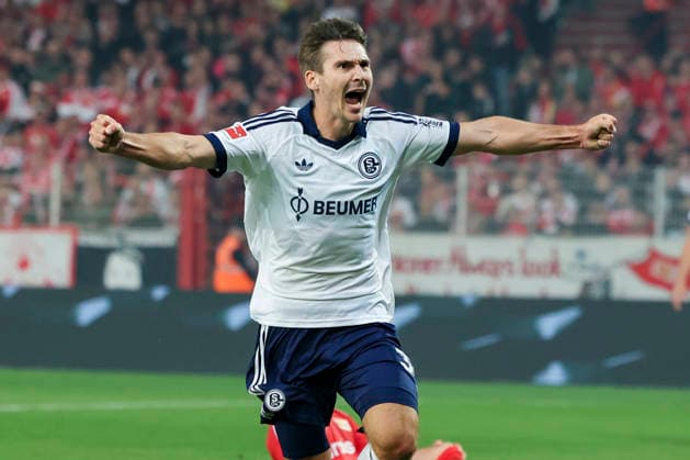 Maximilian Woeber (FC Schalke 04) bejubelt seinen Treffer zum 1:3 waehrend des Spiels der 1. Bundesliga zwischen 1. FC Union Berlin und FC Schalke 04, Stadion an der alten Foersterei am 11. September 2026 in Berlin, Deutschland. (Foto von Marco Steinbrenner DeFodi Images) +++ Maximilian Woeber (FC Schalke 04) celebrates after scoring his teams third Goal during the Bundesliga match between 1. FC Union Berlin and FC Schalke 04 at Stadion an der alten Foersterei on September 11, 2026 in Berlin, Germany. (Photo by Marco Steinbrenner DeFodi Images) DFB DFL REGULATIONS PROHIBIT ANY USE OF PHOTOGRAPHS AS IMAGE SEQUENCES AND OR QUASI-VIDEO. (Photo by Marco Steinbrenner DeFodi Images) - *** Maximilian Woeber of FC Schalke 04 celebrates his goal, making the score 1-3, during the Bundesliga match between 1. FC Union Berlin and FC Schalke 04 at the Stadion an der alten Foersterei on September 11, 2026, in Berlin, Germany. Photo by Marco Steinbrenner, DeFodi Images. Maximilian Woeber of FC Schalke 04 celebrates after scoring his team’s third goal during the Bundesliga match between 1. FC Union Berlin and FC Schalke 04 at Stadion an der alten Foersterei on September 11, 2026 in Berlin, Germany. Photo by Marco Steinbrenner, DeFodi Images. DFB and DFL regulations prohibit any use of photographs as image sequences and or quasi-video. Photo by Marco Steinbrenner, DeFodi Images.