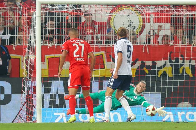 11.09.2026, xtgx, Fussball - 1.Bundesliga Union Berlin - FC Schalke 04 v.l. Loris Karius (Schalke, 1) Parade, haelt den Ball, faengt den Ball, pariert (DFL DFB REGULATIONS PROHIBIT ANY USE OF PHOTOGRAPHS as IMAGE SEQUENCES and or QUASI-VIDEO) Berlin *** September 11, 2026, xtgx, Soccer, 1. Bundesliga: Union Berlin vs. FC Schalke 04, featuring Loris Karius (Schalke), 1 save, stops the ball, catches the ball, makes a save DFL DFB REGULATIONS PROHIBIT ANY USE OF PHOTOGRAPHS as IMAGE SEQUENCES and or QUASI-VIDEO Berlin