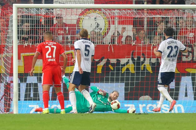 11.09.2026, xtgx, Fussball - 1.Bundesliga Union Berlin - FC Schalke 04 v.l. Loris Karius (Schalke, 1) Parade, haelt den Ball, faengt den Ball, pariert (DFL DFB REGULATIONS PROHIBIT ANY USE OF PHOTOGRAPHS as IMAGE SEQUENCES and or QUASI-VIDEO) Berlin *** September 11, 2026, xtgx, Soccer, 1. Bundesliga: Union Berlin vs. FC Schalke 04, featuring Loris Karius (Schalke), 1 save, stops the ball, catches the ball, makes a save DFL DFB REGULATIONS PROHIBIT ANY USE OF PHOTOGRAPHS as IMAGE SEQUENCES and or QUASI-VIDEO Berlin