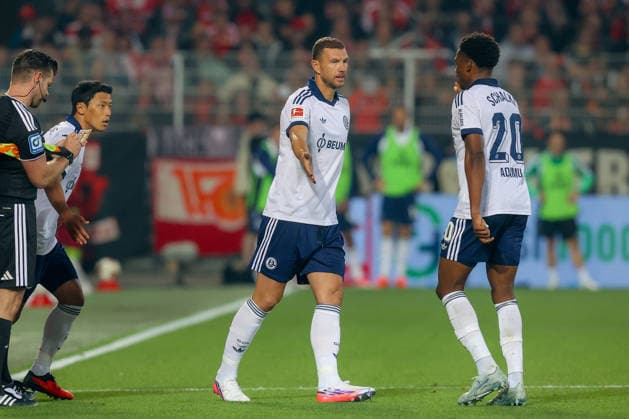 11.09.2026, xtgx, Fussball - 1.Bundesliga Union Berlin - FC Schalke 04 v.l. Edin Dzeko (Schalke, 10) wird eingewecheselt (DFL DFB REGULATIONS PROHIBIT ANY USE OF PHOTOGRAPHS as IMAGE SEQUENCES and or QUASI-VIDEO) Berlin *** September 11, 2026, xtgx, Soccer, Bundesliga 1, Union Berlin vs. FC Schalke 04, Edin Dzeko (Schalke), brought on as a substitute in the 10th minute. DFL and DFB regulations prohibit any use of photographs as image sequences and or quasi-video. Berlin