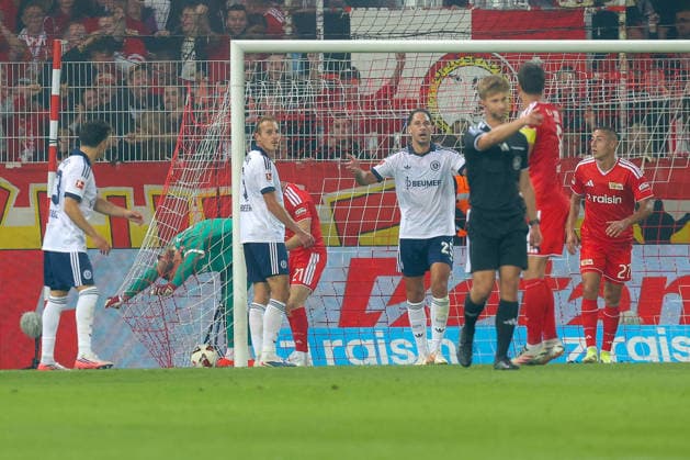11.09.2026, xtgx, Fussball - 1.Bundesliga Union Berlin - FC Schalke 04 v.l. Tor zum 1:2 durch Tim Sharke (Union Berlin, 21) (DFL DFB REGULATIONS PROHIBIT ANY USE OF PHOTOGRAPHS as IMAGE SEQUENCES and or QUASI-VIDEO) Berlin *** September 11, 2026, xtgx, Soccer, 1st Bundesliga, Union Berlin vs. FC Schalke 04, goal for 1–2 by Tim Sharke (Union Berlin), 21. DFL and DFB regulations prohibit any use of photographs as image sequences and or quasi-video. Berlin
