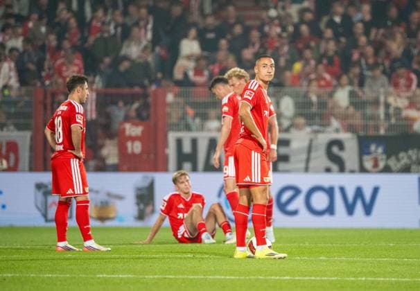 Fußball, Herren, Saison 2026 2027, 1. Bundesliga (3. Spieltag), 1. FC Union Berlin - FC Schalke 04, v. l. Josip Juranovic (1. FC Union Berlin), Andras Schäfer (1. FC Union), Robert Skov (1. FC Union Berlin), Leopold Querfeld (1. FC Union Berlin), Marin Ljubicic (1. FC Union Berlin), Enttäuschung nach Abpfiff, 11.09.2026, *** Soccer, Men s, 2026–2027 Season, Bundesliga 1, Matchday 3, 1. FC Union Berlin vs. FC Schalke 04; from left: Josip Juranovic (1. FC Union Berlin), Andras Schäfer, 1. FC Union; Robert Skov, 1. FC Union Berlin; Leopold Querfeld, 1. FC Union Berlin; Marin Ljubicic, 1. FC Union Berlin; Disappointment after the final whistle, September 11, 2026, Copyright: xMatthiasxKochx