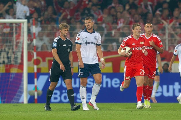 11.09.2026, xtgx, Fussball - 1.Bundesliga Union Berlin - FC Schalke 04 v.l. Edin Dzeko (Schalke, 10) diskutiert mit Schiedsrichter, Schiri, referee Jarno Wienefeld (DFL DFB REGULATIONS PROHIBIT ANY USE OF PHOTOGRAPHS as IMAGE SEQUENCES and or QUASI-VIDEO) Berlin *** September 11, 2026, xtgx, Soccer, Bundesliga 1: Union Berlin vs. FC Schalke 04, featuring Edin Dzeko of Schalke, 10 argues with referee Jarno Wienefeld DFL DFB REGULATIONS PROHIBIT ANY USE OF PHOTOGRAPHS as IMAGE SEQUENCES and or QUASI-VIDEO Berlin