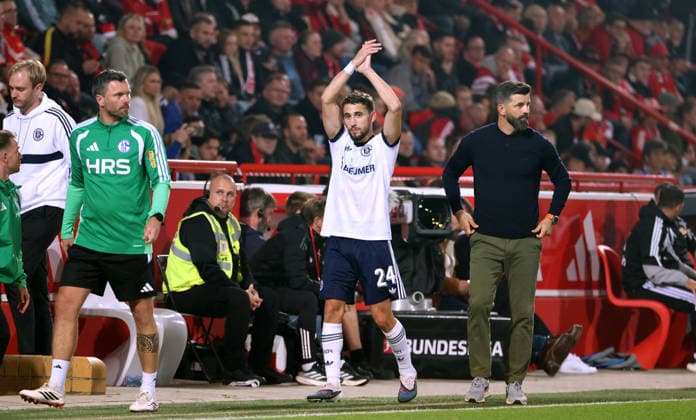 Adil Aouchiche klatscht zu den Fans nach Auswechselung, Trainer Miron Muslic Fußball Fussball Bundesliga Herren DFL 3. Spieltag Saison 2026 2027 11.09.2026 1.FC Union Berlin FCU vs FC Schalke 04 S04 DFL regulations prohibit any use of photographs as image sequences and or quasi-video. *** Adil Aouchiche claps for the fans after being substituted, Coach Miron Muslic Sports Soccer Bundesliga Men s DFL Matchday 3 Season 2026–2027 November 9, 2026 1. FC Union Berlin (FCU) vs. FC Schalke 04 (S04) DFL regulations prohibit any use of photographs as image sequences and or quasi-video
