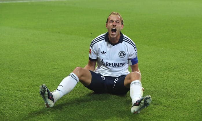 Timo Becker jubelt nach Spielende Freude Emotion Fußball Fussball Bundesliga Herren DFL 3. Spieltag Saison 2026 2027 11.09.2026 1.FC Union Berlin FCU vs FC Schalke 04 S04 DFL regulations prohibit any use of photographs as image sequences and or quasi-video. *** Timo Becker celebrates after the game Joy Emotion Sports Soccer Bundesliga Men s DFL Matchday 3 2026–2027 Season November 9, 2026 1. FC Union Berlin (FCU) vs. FC Schalke 04 (S04) DFL regulations prohibit any use of photographs as image sequences and or quasi-video