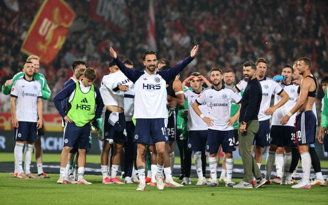 Kenan Karaman, Schalke Mannschft jubelt nach Spielende Freude Emotion Fußball Fussball Bundesliga Herren DFL 3. Spieltag Saison 2026 2027 11.09.2026 1.FC Union Berlin FCU vs FC Schalke 04 S04 DFL regulations prohibit any use of photographs as image sequences and or quasi-video. *** Kenan Karaman, Schalke team celebrates after the final whistle; joy, emotion, sports, soccer, Bundesliga, men s soccer, DFL, Matchday 3, 2026–2027 season, November 9, 2026, 1. FC Union Berlin (FCU) vs. FC Schalke 04 (S04); DFL regulations prohibit any use of photographs as image sequences and or quasi-video