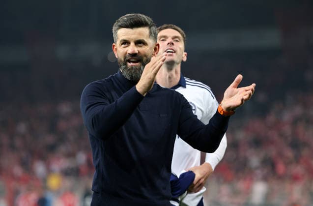 Trainer Miron Muslic, Robin Gosens, Schalke Mannschft jubelt nach Spielende Freude Emotion Fußball Fussball Bundesliga Herren DFL 3. Spieltag Saison 2026 2027 11.09.2026 1.FC Union Berlin FCU vs FC Schalke 04 S04 DFL regulations prohibit any use of photographs as image sequences and or quasi-video. *** Coach Miron Muslic, Robin Gosens, Schalke team celebrates after the final whistle; joy, emotion, sports, soccer, Bundesliga, men’s, DFL, Matchday 3, 2026–2027 season, November 9, 2026, 1. FC Union Berlin (FCU) vs. FC Schalke 04 (S04). DFL regulations prohibit any use of photographs as image sequences and or quasi-video
