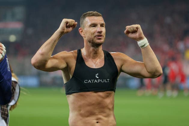 11.09.2026, xtgx, Fussball - 1.Bundesliga Union Berlin - FC Schalke 04 v.l. Edin Dzeko (Schalke, 10) Jubel ueber den Sieg, Jubel nach Spielende (DFL DFB REGULATIONS PROHIBIT ANY USE OF PHOTOGRAPHS as IMAGE SEQUENCES and or QUASI-VIDEO) Berlin *** September 11, 2026, xtgx, Soccer, Bundesliga 1, Union Berlin vs. FC Schalke 04, featuring Edin Dzeko of Schalke, 10, celebrating the victory, Celebrations after the final whistle. DFL and DFB regulations prohibit any use of photographs as image sequences and or quasi-video. Berlin