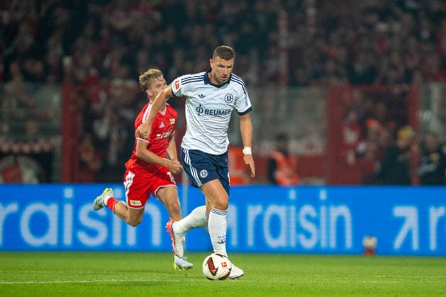 Deutschland: Bundesliga 2026 - 2027, 3. Spieltag - 1. FC Union Berlin vs FC Schalke 04 - Stadion An der Alten Försterei (Berlin): Edin Dzeko (FC Schalke 04, 10) am Ball *** Germany Bundesliga 2026–2027, Matchday 3: 1. FC Union Berlin vs. FC Schalke 04, Stadion An der Alten Försterei, Berlin, Edin Dzeko (FC Schalke 04), 10 on the ball Copyright: xTomxLauruschkatx