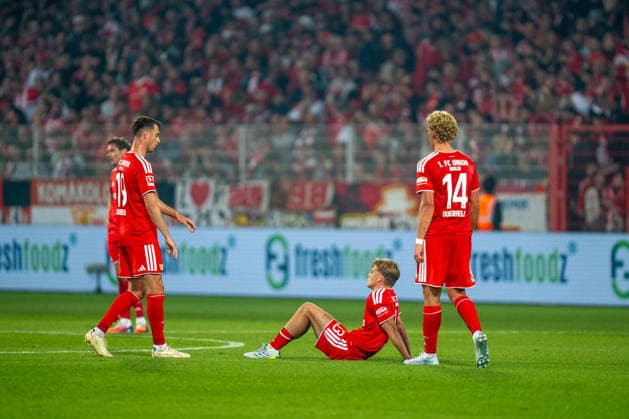 Deutschland: Bundesliga 2026 - 2027, 3. Spieltag - 1. FC Union Berlin vs FC Schalke 04 - Stadion An der Alten Försterei (Berlin): Leopold Querfeld (1. FC Union Berlin, 14) Andras Schäfer (1. FC Union Berlin, 13) Abpfiff, Enttäuschung, Emotionen, nach dem Spiel *** Germany Bundesliga 2026–2027, Matchday 3: 1. FC Union Berlin vs. FC Schalke 04, Stadion An der Alten Försterei, Berlin; Leopold Querfeld (1. FC Union Berlin), 14 Andras Schäfer (1. FC Union Berlin), 13 Final whistle, disappointment, emotions, post-match Copyright: xTomxLauruschkatx
