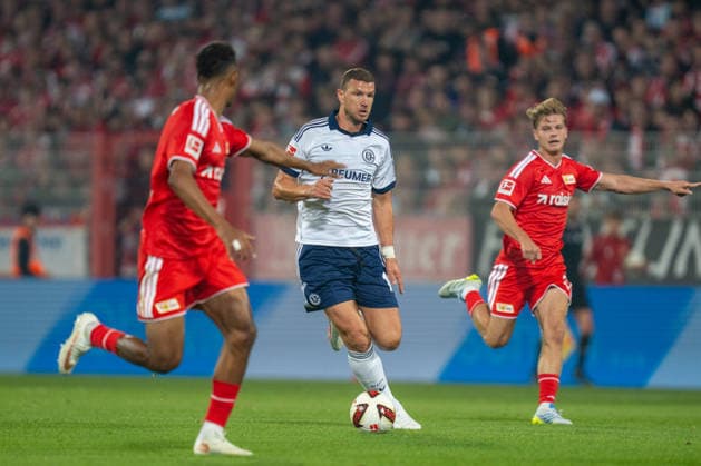 Deutschland: Bundesliga 2026 - 2027, 3. Spieltag - 1. FC Union Berlin vs FC Schalke 04 - Stadion An der Alten Försterei (Berlin): Edin Dzeko (FC Schalke 04, 10) am Ball *** Germany Bundesliga 2026–2027, Matchday 3: 1. FC Union Berlin vs. FC Schalke 04, Stadion An der Alten Försterei, Berlin, Edin Dzeko (FC Schalke 04), 10 on the ball Copyright: xTomxLauruschkatx