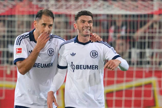 im Bild v.l.: Nikola Katic ( 25, FC S04), Robin Gosens ( 08, FC S04), GER, Berlin, Fussball, 1. FC Union Berlin vs FC Schalke 04, in der Alten Försterei, 11.09.2026, DFB DFL REGULATIONS PROHIBIT ANY USE OF PHOTOGRAPHS AS IMAGE SEQUENCES AND OR QUASI-VIDEO, *** Pictured from left: Nikola Katic 25, FC S04; Robin Gosens 08, FC S04; GER, Berlin, soccer, 1. FC Union Berlin vs. FC Schalke 04, at the Alte Försterei, September 11, 2026, DFB and DFL regulations prohibit any use of photographs as image sequences and or quasi-video, Copyright: HMBxMedia UwexKoch