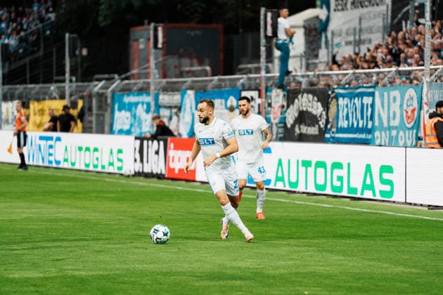 Germany, Soccer, Men s 3rd Division 2026–2027, Matchday 5: FC Viktoria Köln vs. FC Hansa Rostock; Köln: David Kopacz; Hansa Rostock; 27: dribbling, ball possession, on the ball, build-up play, looking for a passing option Copyright: xThiemoxRudolphx
