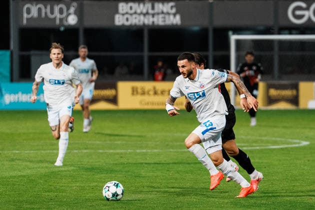 Germany, Soccer, Men s 3rd Division 2026–2027, Matchday 5: FC Viktoria Köln vs. FC Hansa Rostock—Cologne: Running duel, sprint, tackle, Leon Dajaku (Hansa Rostock), 43 against Tobias Eisenhuth (FC Viktoria Köln), 6 Copyright: xThiemoxRudolphx