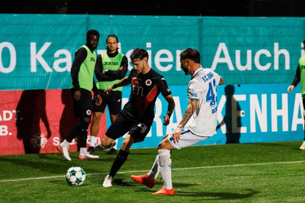 Germany, Soccer, Men s 3rd Division 2026–2027, Matchday 5: FC Viktoria Köln vs. FC Hansa Rostock; Cologne: Pascal Armando Fallmann (FC Viktoria Köln, 28) wins the ball in a tackle against Leon Dajaku (Hansa Rostock, 43) Copyright: xThiemoxRudolphx