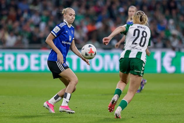 v.li.: Paulina Bartz (Hamburger SV, HSV, 37) und Juliane Wirtz (SV Werder Bremen, 28) im Zweikampf, Duell, Dynamik, Aktion, Action, Spielszene, DIE DFB-RICHTLINIEN UNTERSAGEN JEGLICHE NUTZUNG VON FOTOS ALS SEQUENZBILDER UND ODER VIDEOÄHNLICHE FOTOSTRECKEN. DFB REGULATIONS PROHIBIT ANY USE OF PHOTOGRAPHS AS IMAGE SEQUENCES AND OR QUASI-VIDEO., 11.09.2026, Bremen (Deutschland), Fussball, Google Pixel Frauen-Bundesliga, SV Werder Bremen - Hamburger SV *** From left: Paulina Bartz (Hamburger SV, HSV), 37, and Juliane Wirtz (SV Werder Bremen), 28, in a one-on-one battle, duel, dynamic moment, action, game scene, DFB REGULATIONS PROHIBIT ANY USE OF PHOTOGRAPHS AS SEQUENCE IMAGES AND OR VIDEO-LIKE PHOTO SERIES DFB REGULATIONS PROHIBIT ANY USE OF PHOTOGRAPHS AS IMAGE SEQU, September 11, 2026, Bremen, Germany, soccer, Google Pixel Women’s Bundesliga, SV Werder Bremen, Hamburger SV xobx