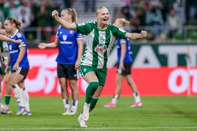 Torschützin Isabella Jaron (SV Werder Bremen, 11) mit Torjubel, Jubel, jubeln, jubelt, optimistisch, Spielszene, Highlight, Freude über das Tor zum 1:0, DIE DFB-RICHTLINIEN UNTERSAGEN JEGLICHE NUTZUNG VON FOTOS ALS SEQUENZBILDER UND ODER VIDEOÄHNLICHE FOTOSTRECKEN. DFB REGULATIONS PROHIBIT ANY USE OF PHOTOGRAPHS AS IMAGE SEQUENCES AND OR QUASI-VIDEO., 11.09.2026, Bremen (Deutschland), Fussball, Google Pixel Frauen-Bundesliga, SV Werder Bremen - Hamburger SV *** Goal scorer Isabella Jaron of SV Werder Bremen, No. 11, celebrating a goal, cheering, jubilant, optimistic, game scene, highlight, joy over the 1-0 goal, DFB REGULATIONS PROHIBIT ANY USE OF PHOTOGRAPHS AS SEQUENCE IMAGES AND OR VIDEO-LIKE PHOTO SERIES DFB REGULATIONS PROHIBIT ANY USE OF PHOTOGRAPHS AS IMAGE SEQUENCES AND OR QUASI-VIDEO, September 11, 2026, Bremen, Germany, soccer, Google Pixel Women’s Bundesliga, SV Werder Bremen, Hamburger SV xobx