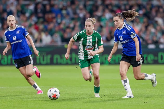 v.li.: Elena Dhont (SV Werder Bremen, 31) und Pauline Machtens (Hamburger SV, HSV, 28) im Zweikampf, Duell, Dynamik, Aktion, Action, Spielszene, DIE DFB-RICHTLINIEN UNTERSAGEN JEGLICHE NUTZUNG VON FOTOS ALS SEQUENZBILDER UND ODER VIDEOÄHNLICHE FOTOSTRECKEN. DFB REGULATIONS PROHIBIT ANY USE OF PHOTOGRAPHS AS IMAGE SEQUENCES AND OR QUASI-VIDEO., 11.09.2026, Bremen (Deutschland), Fussball, Google Pixel Frauen-Bundesliga, SV Werder Bremen - Hamburger SV *** From left: Elena Dhont of SV Werder Bremen, 31, and Pauline Machtens of Hamburger SV (HSV), 28, in a one-on-one battle, duel, dynamic moment, action, game scene, DFB REGULATIONS PROHIBIT ANY USE OF PHOTOGRAPHS AS SEQUENCE IMAGES AND OR VIDEO-LIKE PHOTO SERIES DFB REGULATIONS PROHIBIT ANY USE OF PHOTOGRAPHS AS IMAGE SEQUENCES AND OR QUASI-VIDEO, September 11, 2026, Bremen, Germany, soccer, Google Pixel Women’s Bundesliga, SV Werder Bremen, Hamburger SV xobx