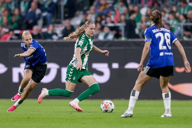 v.li.: Paulina Bartz (Hamburger SV, HSV, 37) und Marie Gmeineder (SV Werder Bremen, 6) im Zweikampf, Duell, Dynamik, Aktion, Action, Spielszene, DIE DFB-RICHTLINIEN UNTERSAGEN JEGLICHE NUTZUNG VON FOTOS ALS SEQUENZBILDER UND ODER VIDEOÄHNLICHE FOTOSTRECKEN. DFB REGULATIONS PROHIBIT ANY USE OF PHOTOGRAPHS AS IMAGE SEQUENCES AND OR QUASI-VIDEO., 11.09.2026, Bremen (Deutschland), Fussball, Google Pixel Frauen-Bundesliga, SV Werder Bremen - Hamburger SV *** From left: Paulina Bartz (Hamburger SV, HSV), 37, and Marie Gmeineder (SV Werder Bremen), 6, in a one-on-one battle, duel, dynamic moment, action, game scene, DFB REGULATIONS PROHIBIT ANY USE OF PHOTOGRAPHS AS SEQUENCE IMAGES AND OR VIDEO-LIKE PHOTO SERIES DFB REGULATIONS PROHIBIT ANY USE OF PHOTOGRAPHS AS IMAGE SEQUENCES AND OR QUASI-VIDEO, September 11, 2026, Bremen, Germany, Soccer, Google Pixel Women’s Bundesliga, SV Werder Bremen, Hamburger SV xobx