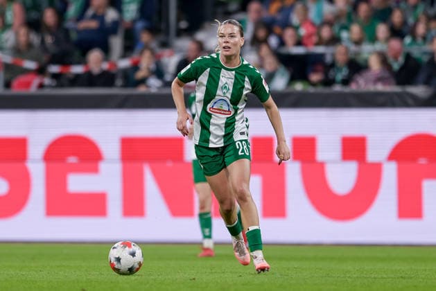 Juliane Wirtz (SV Werder Bremen, 28) am Ball, Einzelbild, Ganzkörper, Aktion, Action, Spielszene, DIE DFB-RICHTLINIEN UNTERSAGEN JEGLICHE NUTZUNG VON FOTOS ALS SEQUENZBILDER UND ODER VIDEOÄHNLICHE FOTOSTRECKEN. DFB REGULATIONS PROHIBIT ANY USE OF PHOTOGRAPHS AS IMAGE SEQUENCES AND OR QUASI-VIDEO., 11.09.2026, Bremen (Deutschland), Fussball, Google Pixel Frauen-Bundesliga, SV Werder Bremen - Hamburger SV *** Juliane Wirtz, SV Werder Bremen, 28 with the ball, single frame, full-body shot, action, game scene, DFB REGULATIONS PROHIBIT ANY USE OF PHOTOGRAPHS AS IMAGE SEQUENCES AND OR VIDEO-LIKE PHOTO SERIES DFB REGULATIONS PROHIBIT ANY USE OF PHOTOGRAPHS AS IMAGE SEQU, September 11, 2026, Bremen, Germany, Soccer, Google Pixel Women’s Bundesliga, SV Werder Bremen, Hamburger SV xobx