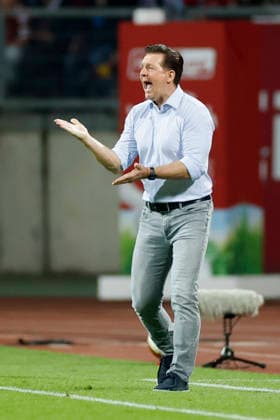 v.l.n.r.: Trainer, Christian Titz (Hannover 96), im 2. Bundesliga-Spiel zwischen dem 1. FC Nürnberg und Hannover 96 im Max-Morlock-Stadion, Nürnberg, Deutschland, am 11. September 2026. DFB DFL REGULATIONS PROHIBIT ANY USE OF PHOTOGRAPHS AS IMAGE SEQUENCES AND OR QUASI-VIDEO, *** From left to right: Coach Christian Titz of Hannover 96, during the 2. Bundesliga match between 1. FC Nürnberg and Hannover 96 at Max Morlock Stadium, Nuremberg, Germany, on September 11, 2026. DFB and DFL regulations prohibit any use of photographs as image sequences and or quasi-video, Copyright: HMBxMedia xHeikoxBecker