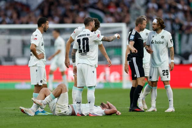 v.l.n.r.: Boris Tomiak (Hannover 96), verletzt, verletzung, injury, im 2. Bundesliga-Spiel zwischen dem 1. FC Nürnberg und Hannover 96 im Max-Morlock-Stadion, Nürnberg, Deutschland, am 11. September 2026. DFB DFL REGULATIONS PROHIBIT ANY USE OF PHOTOGRAPHS AS IMAGE SEQUENCES AND OR QUASI-VIDEO, *** From left to right: Boris Tomiak of Hannover 96, injured, during the 2. Bundesliga match between 1. FC Nürnberg and Hannover 96 at Max Morlock Stadium, Nuremberg, Germany, on September 11, 2026. DFB and DFL regulations prohibit any use of photographs as image sequences and or quasi-video, Copyright: HMBxMedia xHeikoxBecker