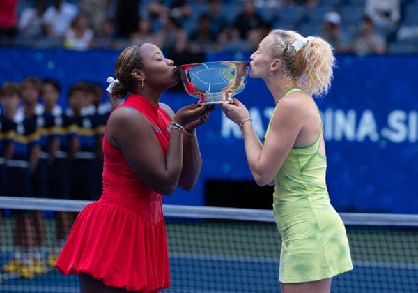 2026 US Open - Day 13 NEW YORK, NEW YORK - SEPTEMBER 11: Taylor Townsend of the United States and Katerina Siniakova of the Czech Republic kiss the trophy after defeating Robin Montgomery of the United States and Ashlyn Krueger of the United States in the Women’s Doubles Final during the 2026 US Open - Day 13 at USTA Billie Jean King National Tennis Center on September 11, 2026 in New York, New York. New York USTA Billie Jean King National Tennis Center New York United States Copyright: xSusanxMullane ISIxPhotosx 9758