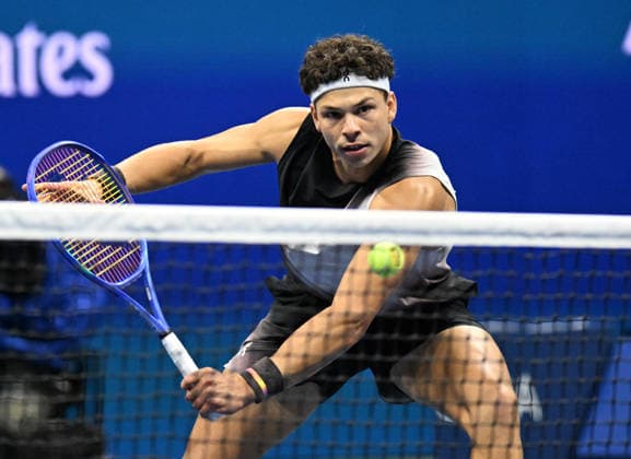 Ben Shelton returns a ball to Frances Tiafoe in the first set in the Men s Semifinal in Arthur Ashe Stadium at the 2026 US Open Tennis Championship at the USTA Billie Jean King National Tennis Center in New York City on Friday, September 11, 2026.  NYP20260911901 LARRYxMARANO
