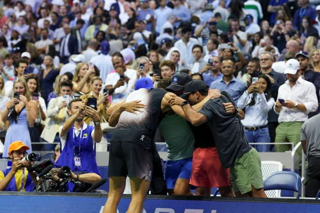 US Open tennis tournament - Day 13 Ben Shelton of the US (C) hugs his coaches after winning his match against Frances Tiafoe of the US during the Men s Singles Semifinals of the US Open Tennis Championships in Flushing Meadows, New York, USA, 11 September 2026. FLUSHING MEADOWS NEW YORK United States  Copyright: xSARAHxYENESELx