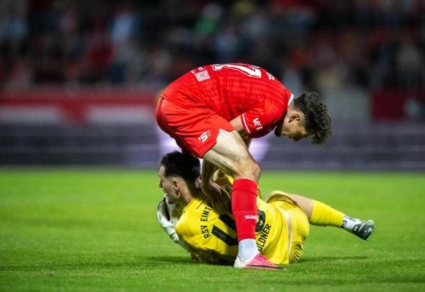 SOCCER REGIONAL LEAGUE NORTHEAST 2026–2027 SEASON, MATCHDAY 8: FC ROT WEISS ERFURT VS. RSV EINTRACHT 1949 ** FOR EDITORIAL USE ONLY ** ** p 11 09 2026 Erfurt Soccer Regional League Northeast Matchday 8, 2026–2027 Season, Steigerwald Stadium, FC Rot-Weiß Erfurt vs. RSV Eintracht 1949. In the photo: Dustin Forkel 17 of FC Rot-Weiß Erfurt in a duel with goalkeepergoalkeeper Felix Güldner 40 RSV Eintracht 1949 Germany Thuringia Erfurt Copyright SaschaxFromm Copyright: SaschaxFromm doc87kbivovf7ktxy9axh ,EDITORIAL USE ONLY Copyright: SaschaxFromm