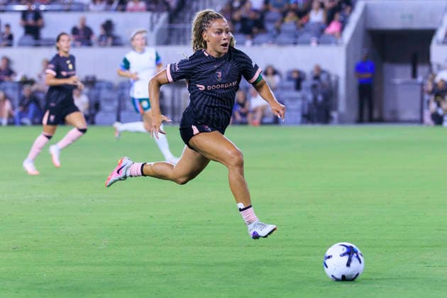 September 11, 2026, Los Angeles, California, USA: Sarah Gorden 11 of the Angel City FC chases after a pass during their regular season NWSL game against the Denver Summit FC on Friday September 11, 2026 at the BMO Stadium in Los Angeles, California. ACFC tie with Denver Summit, 3-3. ARIANA RUIZ PI Los Angeles USA - ZUMAp124 20260911_zaa_p124_011 Copyright: xArianaxRuizx