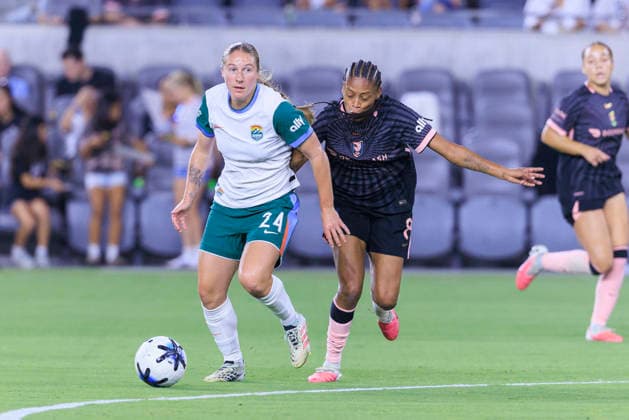 September 11, 2026, Los Angeles, California, USA: Delanie Sheehan 24 of the Denver Summit FC passes the ball as Ary Borges 8 of the Angel City FC defends during their regular season NWSL game on Friday September 11, 2026 at the BMO Stadium in Los Angeles, California. ACFC tie with Denver Summit, 3-3. ARIANA RUIZ PI ACFC Vs. Denver Summit  - ZUMAp124 20260911_zaa_p124_015 Copyright: xArianaxRuizx