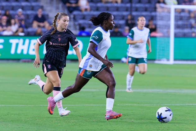 September 11, 2026, Los Angeles, California, USA: Ayo Oke 7 of the Denver Summit FC passes the ball as Ally Sentnor 17 of the Angel City FC defends during their regular season NWSL game on Friday September 11, 2026 at the BMO Stadium in Los Angeles, California. ACFC tie with Denver Summit, 3-3. ARIANA RUIZ PI ACFC Vs. Denver Summit  - ZUMAp124 20260911_zaa_p124_020 Copyright: xArianaxRuizx